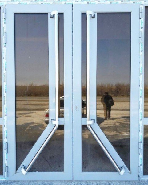 Подробнее о статье Двери с металлическими ручками